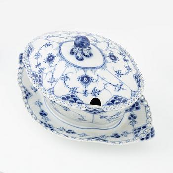 Matservis, 30 delar, porslin, "Musselmalet", helblonde, Royal Copenhagen, Danmark.