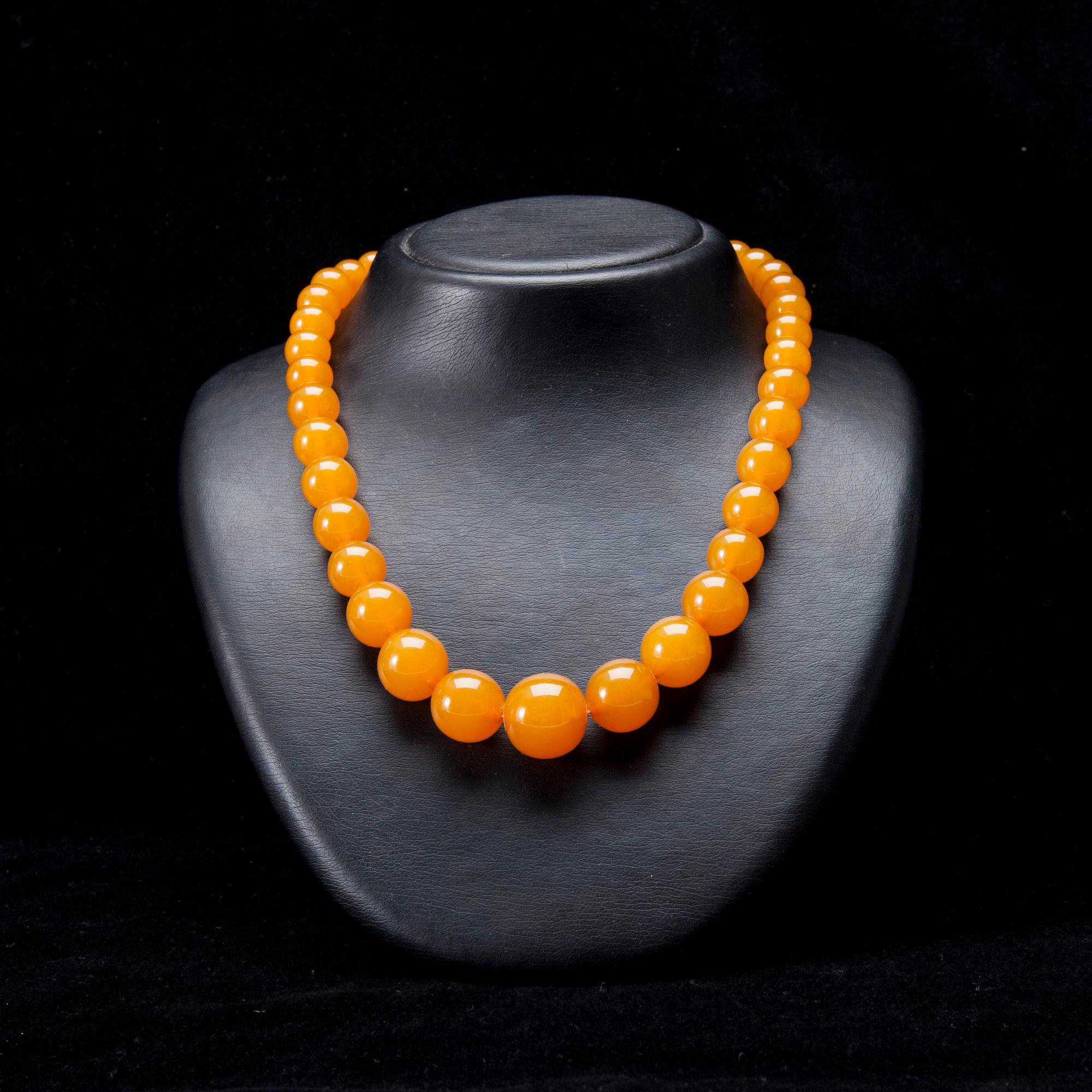 HALSBAND, 2 st, och ARMBAND, bärnsten, 1900-tal.
