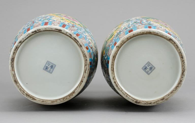 URNOR, ett par, porslin, Kina, 1900-tal.