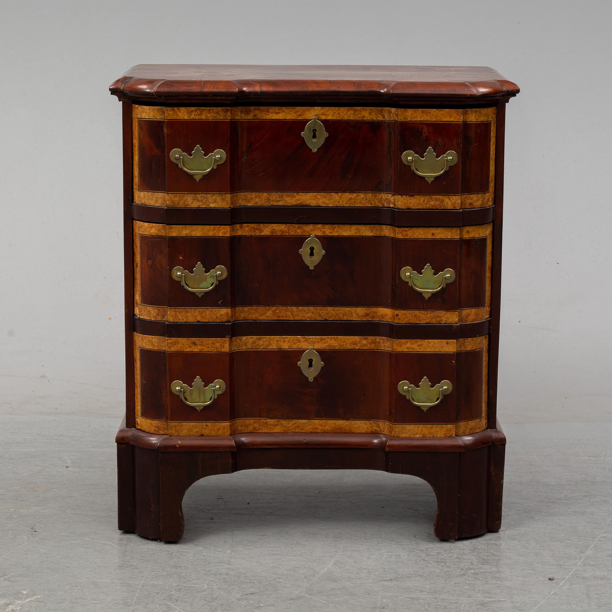 A mid 18th Century late Baroque chest of drawers.