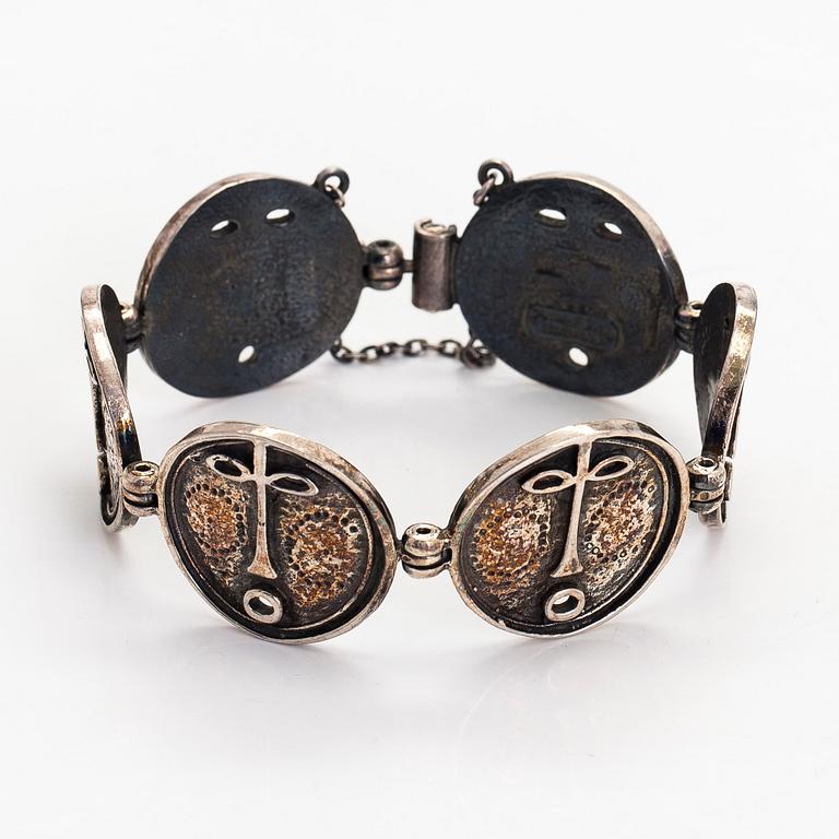 Jorma Laine, rannekoru, "Naamio", hopeaa, Turun Hopea, Turku 1973.