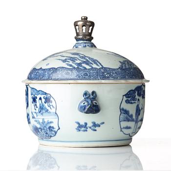 A blue and white tureen with cover, Qing dynasty, Qianlong (1736-95).