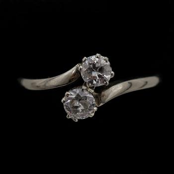 RING, sk syskonring, 18k vitguld, antikslipade diamanter, tot ca 0,5 ct. 1942. Tot vikt 2,3g.