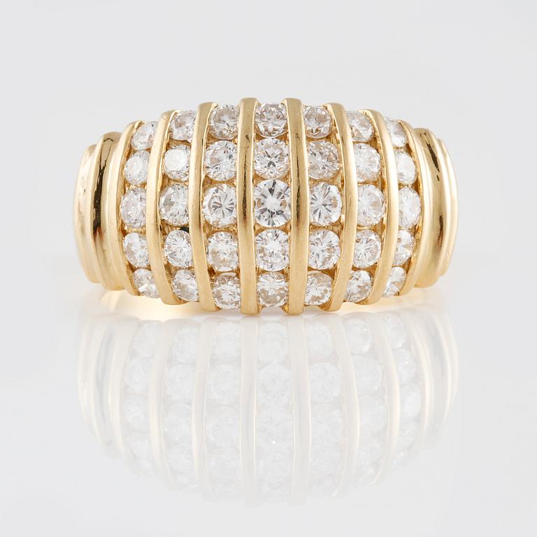 RING, 18K guld med briljantslipade diamanter ca 2.00 ct. Vikt 6,7 gram.
