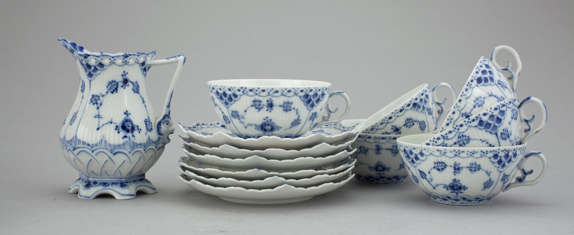 SERVISDELAR 12 st, porslin. "Musselmalet", Royal Copenhagen.