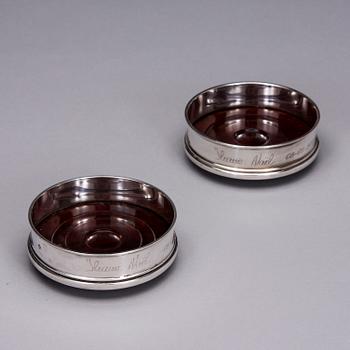 COASTERS, ett par, sterlingsilver, R. Carr Ltd, Sheffield 2000.