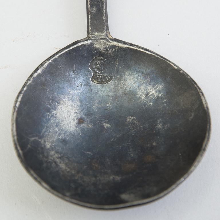 TWO 17TH CENTURY PEWTER SPOONS.