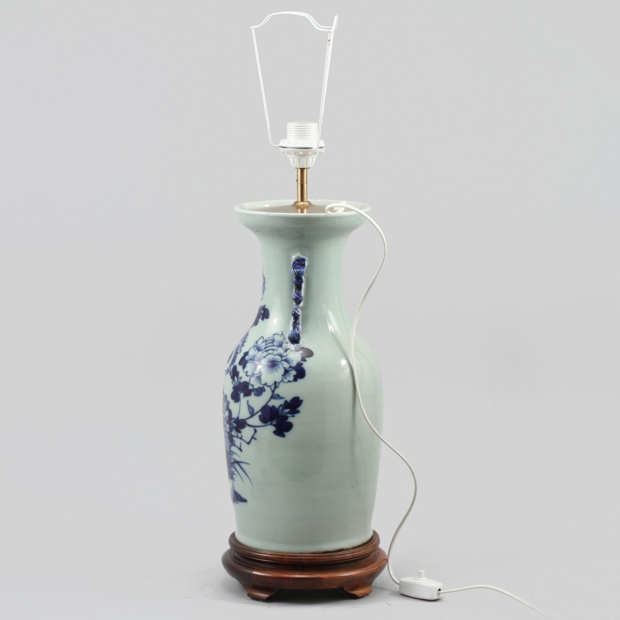 BORDSLAMPA, porslin, Kina, sekelskiftet omkring 1900.