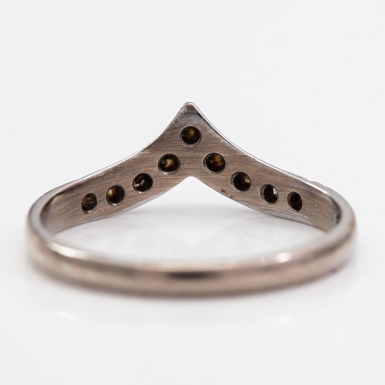 An 18K whitegold ring with diamonds approx 0.045 ct in total.