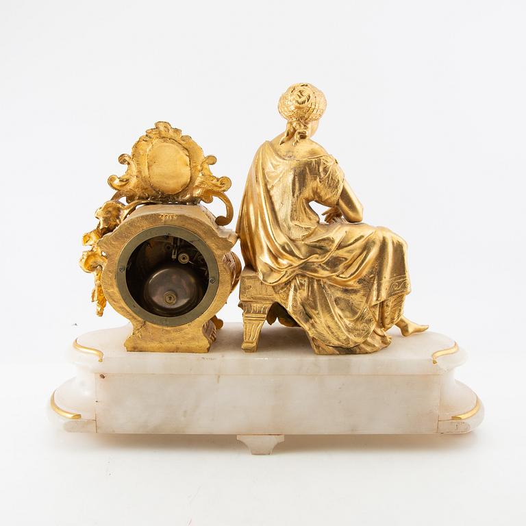 Bordspendyl Louis XVI-stil 1900-talets första hälft.