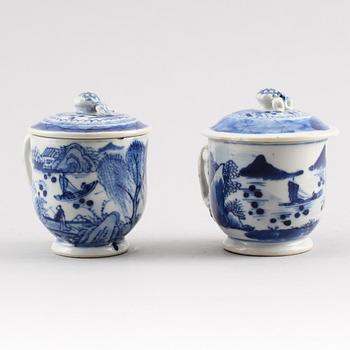 CREMEKOPPAR MED LOCK, 2 st, porslin, Kina, 1800-tal.