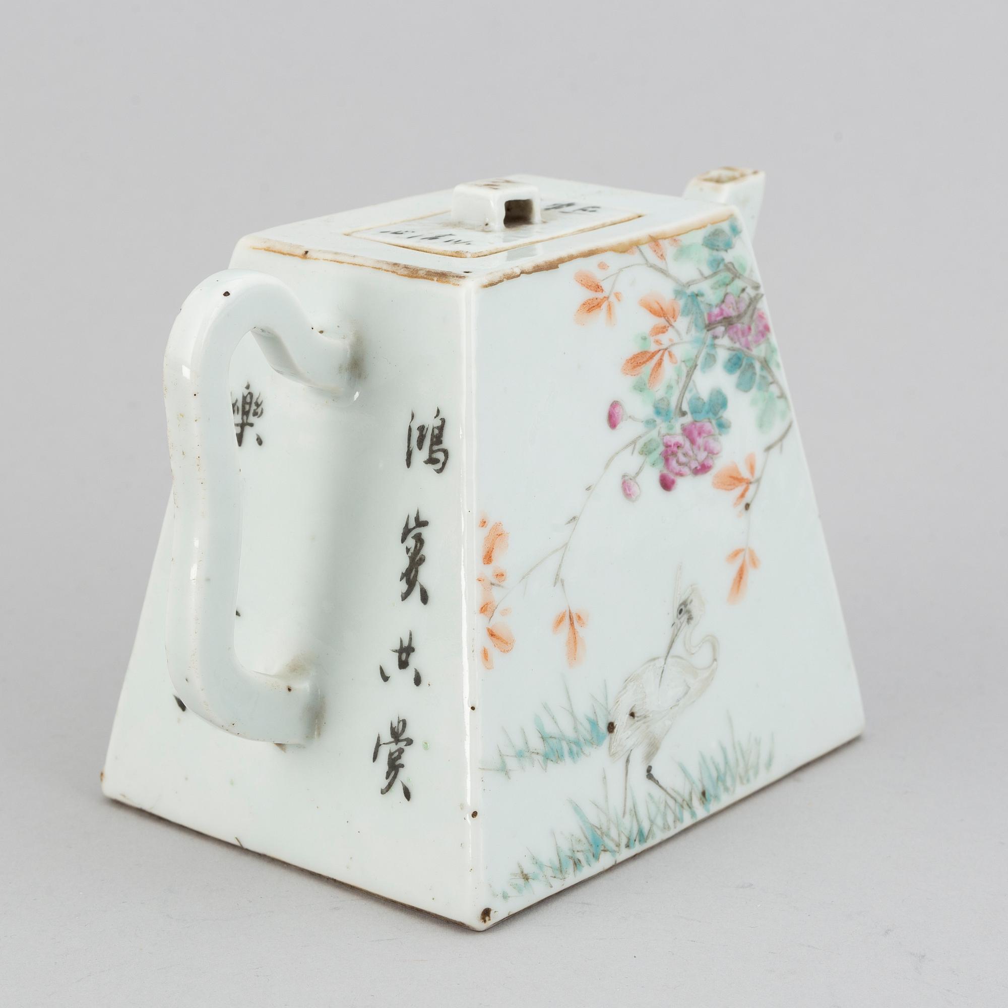A Chinese qianjiang enameled porcelain teapot with cover, Republic.