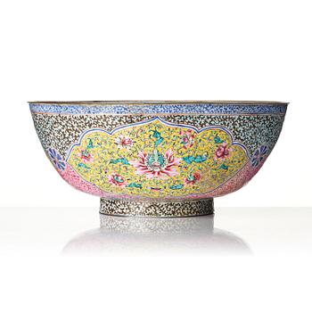 A large enamel on copper bowl, and a cover, Qing dynasty, 18th century.