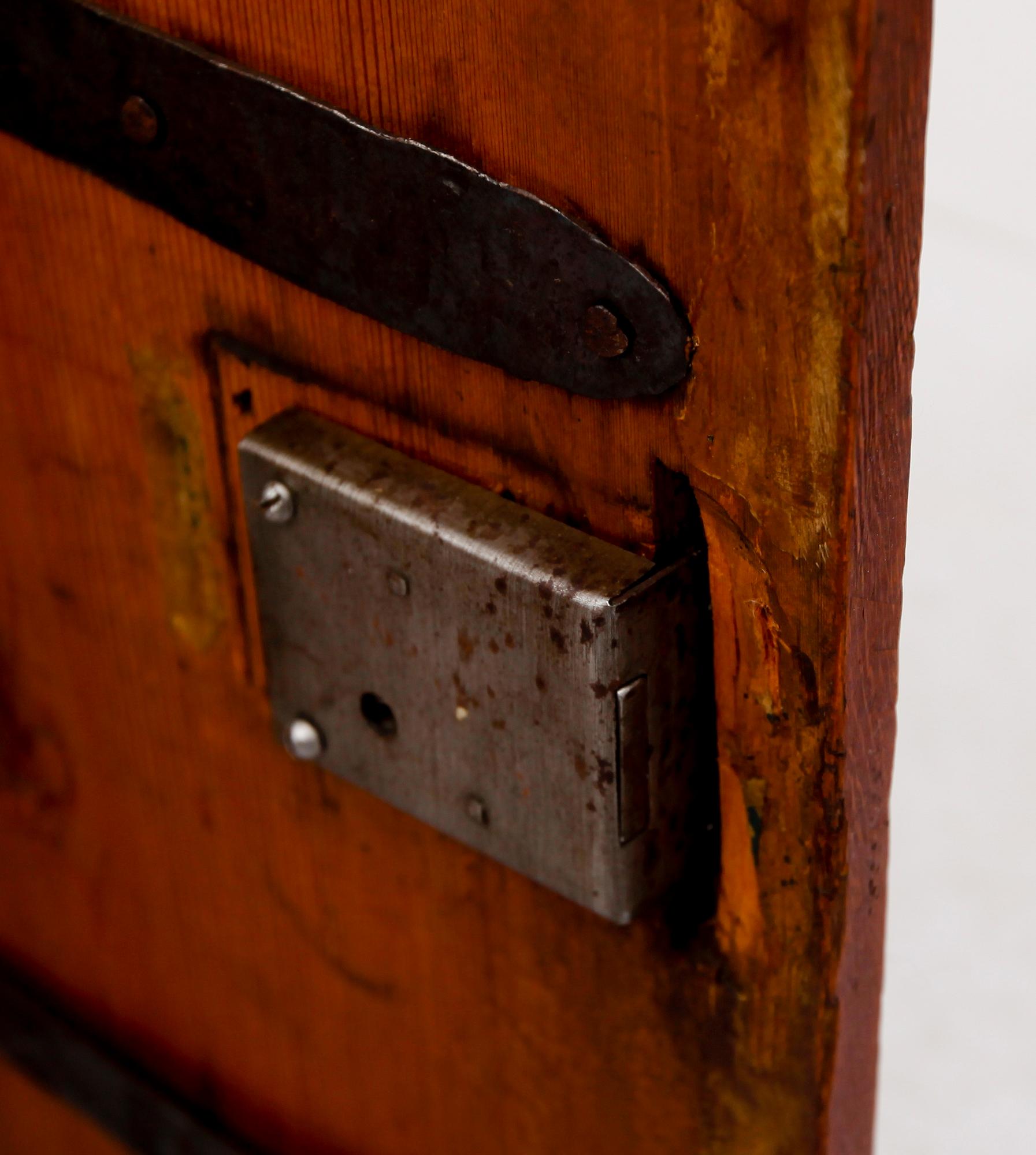 HÄNGSKÅP, allmoge, 1800-talets första hälft.