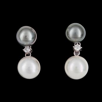 5. EARRINGS, cultured South Sea and Tahiti pearls, diam. app. 10,9-9,4 mm, with brilliant cut diamonds, tot. app. 0.24 ct.