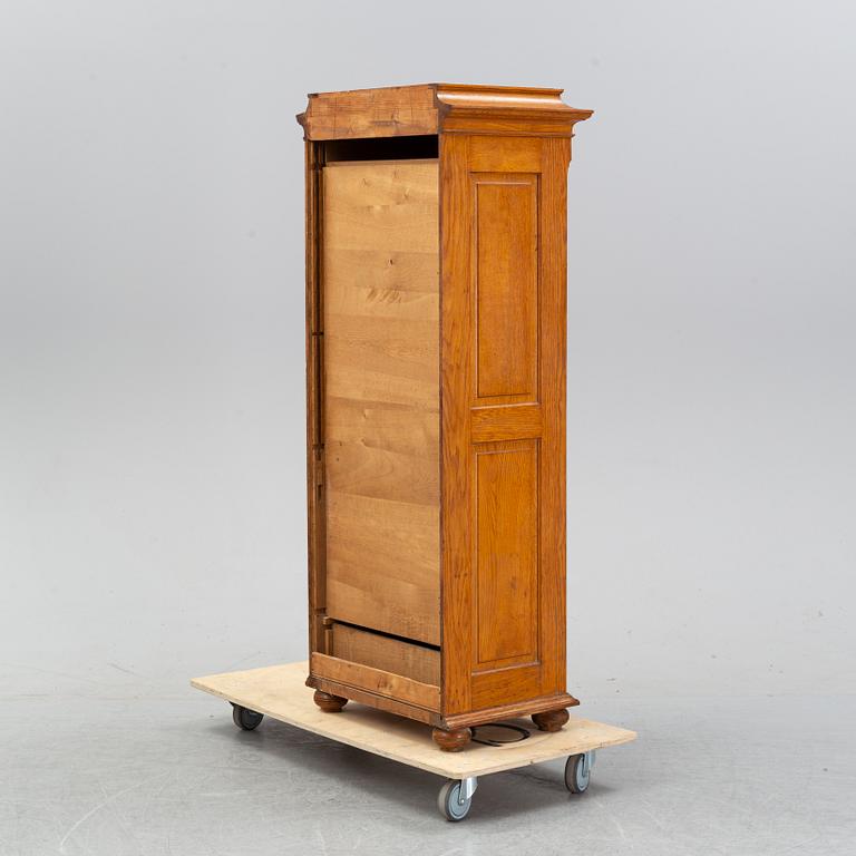 Arkivskåp med jalusi, 1900-talets första hälft.