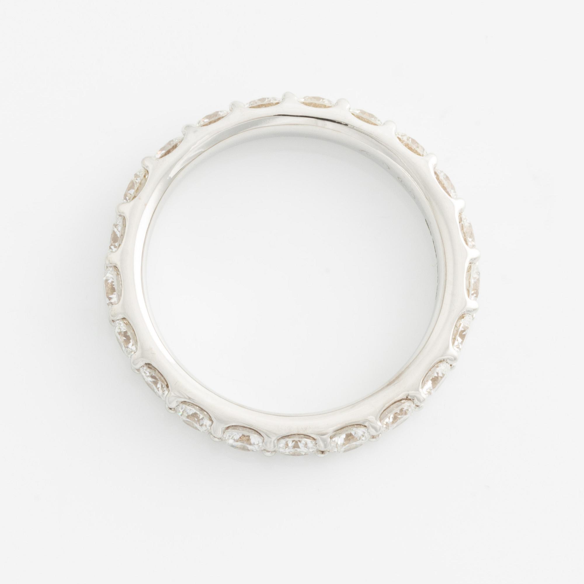 Ring helallians 18K guld med runda briljantslipade diamanter.