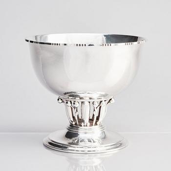 Georg Jensen, a pair of sterling bowls, Copenhagen 1953, design nr 19A..