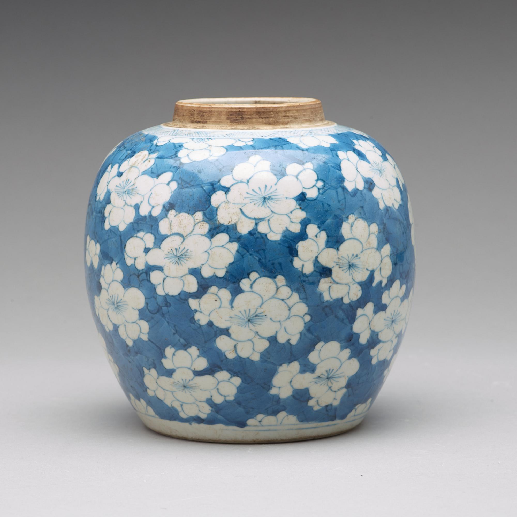 A blue and white jar, Qing dynasty, Kangxi (1662-1722).