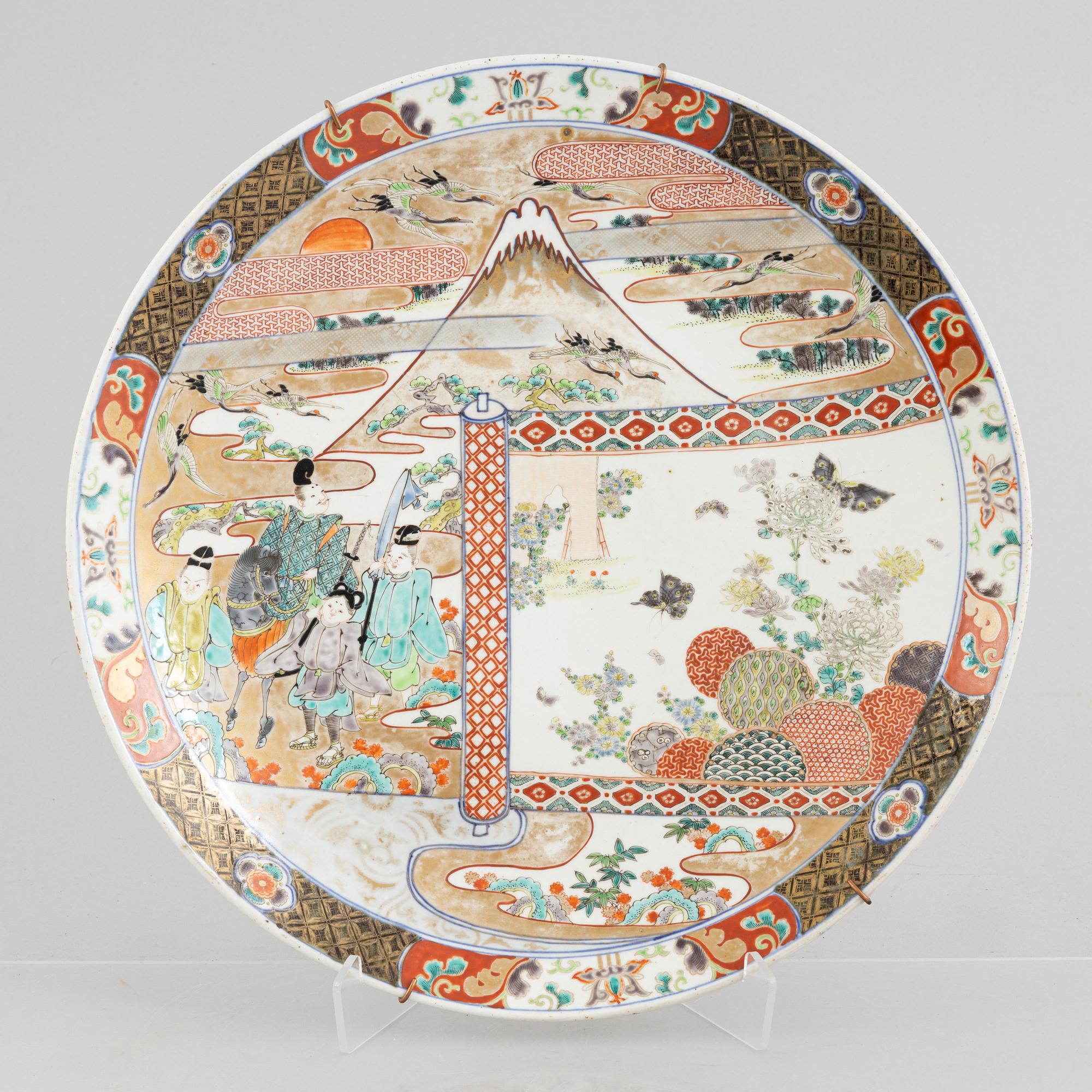 A large Japanese imari porcelain charger, Meiji (1868-1912).
