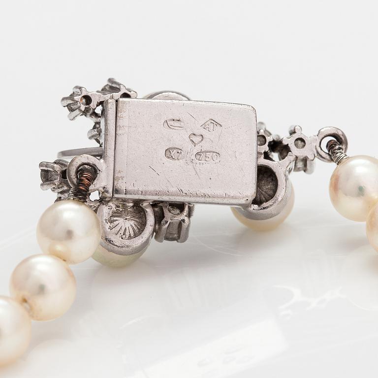 A Tillander, Helminauha, viljeltyjä akoyahelmiä, 18K valkokultaa, briljantteja n. 1.10 ct yht. Helsinki 1975.