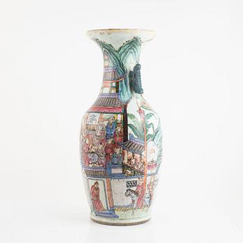 A famille rose vase, Qing dynasty, 19th Century.