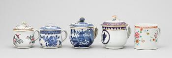 CREMEKOPPAR med LOCK, fyra stycken samt MUGG, kompaniporslin. Qing dynastin, Qianlong (1736-95).