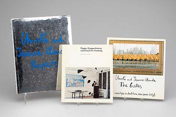 BÖCKER, 2 st, Christo and Jeanne-Claude, signerade. Samt Peggy Guggenheims samling från Venedig, signerad 19:e dec, 1966.