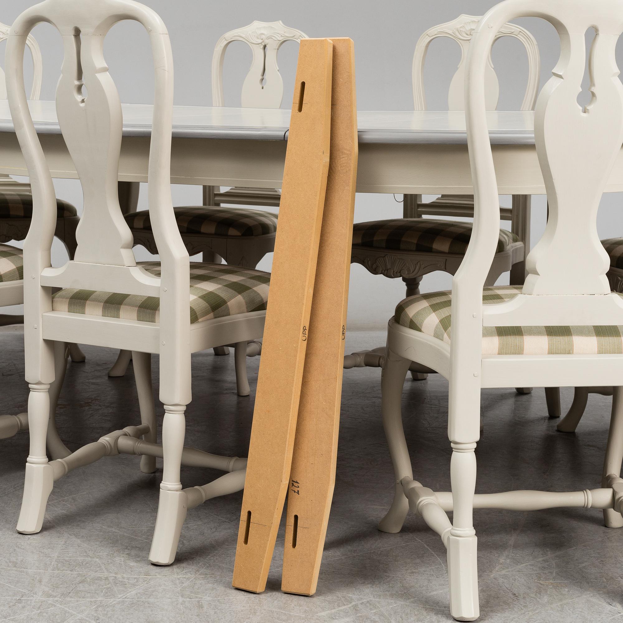 Matgrupp, 11 delar, ett bord och 10 stolar, rokokostil, modern tillverkning.