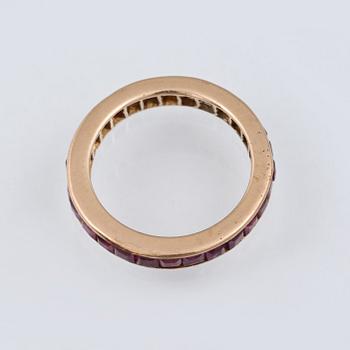RING, 14K guld med carréslipade rubiner. Vikt 2,2 gram.