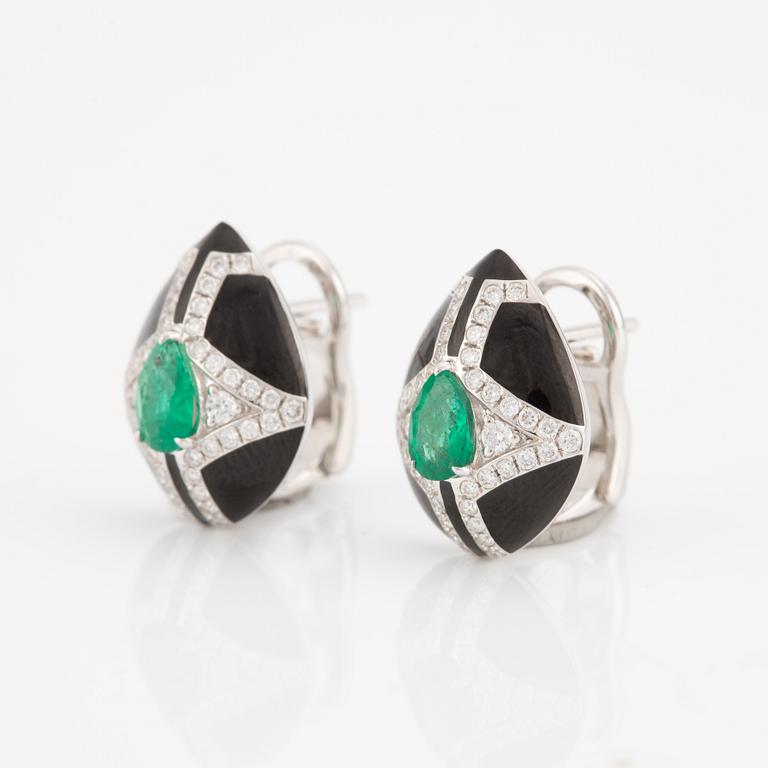 Earrings in 18K white gold with onyx, drop-shaped emeralds, and brilliant-cut diamonds.