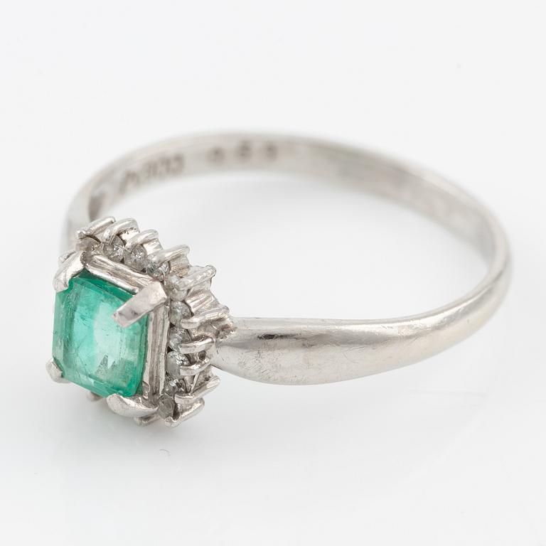 Ring, platina med smaragd, 0.50 ct samt små briljantslipade diamanter.