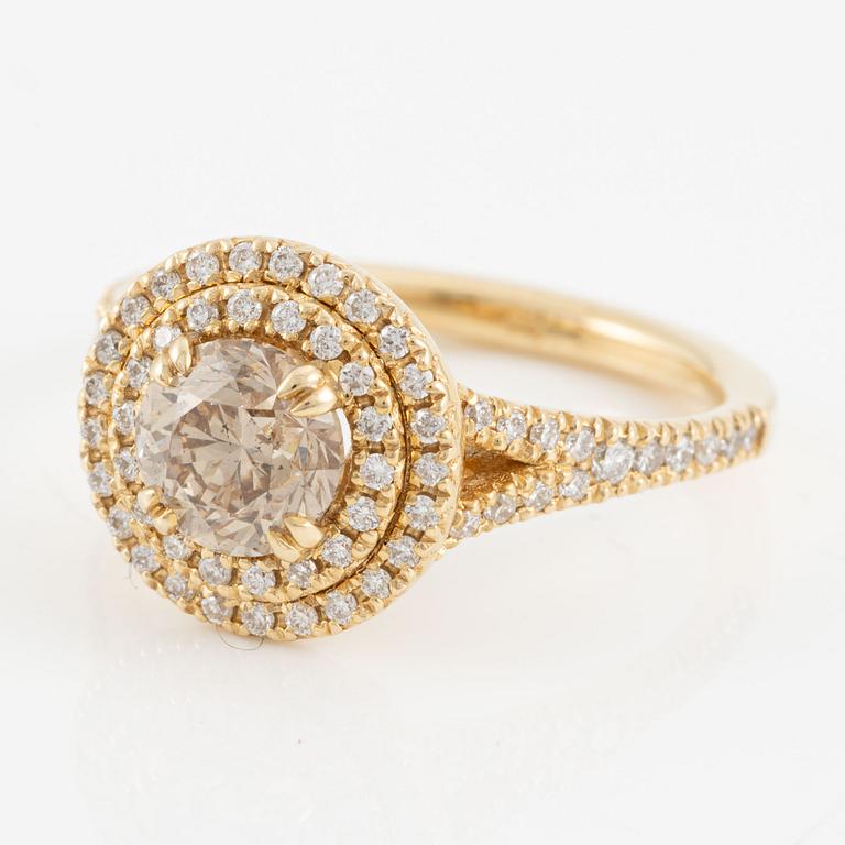 Ring, 14K gold with brilliant-cut diamonds.