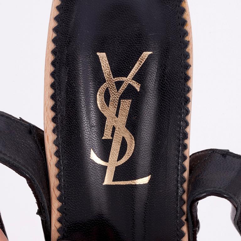 YVES SAINT LAURENT, a pair of polka-dotted sandals. Size 39.