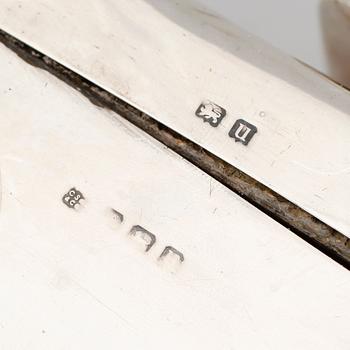 CIGARETTSKRIN, 2 st, silver, England, 1900-talets första hälft. Vikt med inredning ca 890 gram.