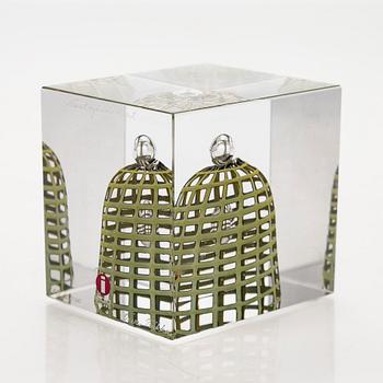 Oiva Toikka, årskub, signerad Oiva Toikka, Nuutajärvi 2002, numrerad 109/2000.