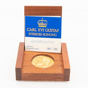 An 18K gold medal Carl XVI Gustaf numbered 55/1000 weight 56,7 grams.