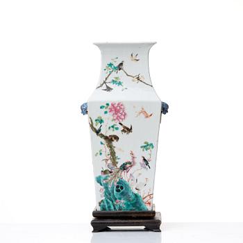 A famille rose vase, late Qing dynasty, circa 1900.