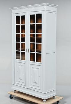 VITRINSKÅP, omkring sekelskiftet 1900.