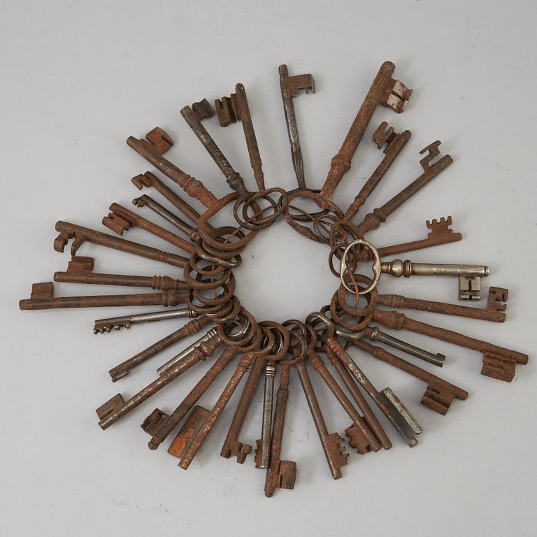 A COLLECTION OF CAST IRON KEYS, 18th/19th century.