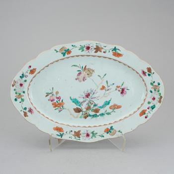 A famille rose serving dish, Qing dynasty, Qianlong (1736-95).