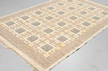 Edna Martin, a carpet, ”Oktandria”, rölakan, ca 303,5 x 197
cm signerad SH (Svensk hemslöjd).