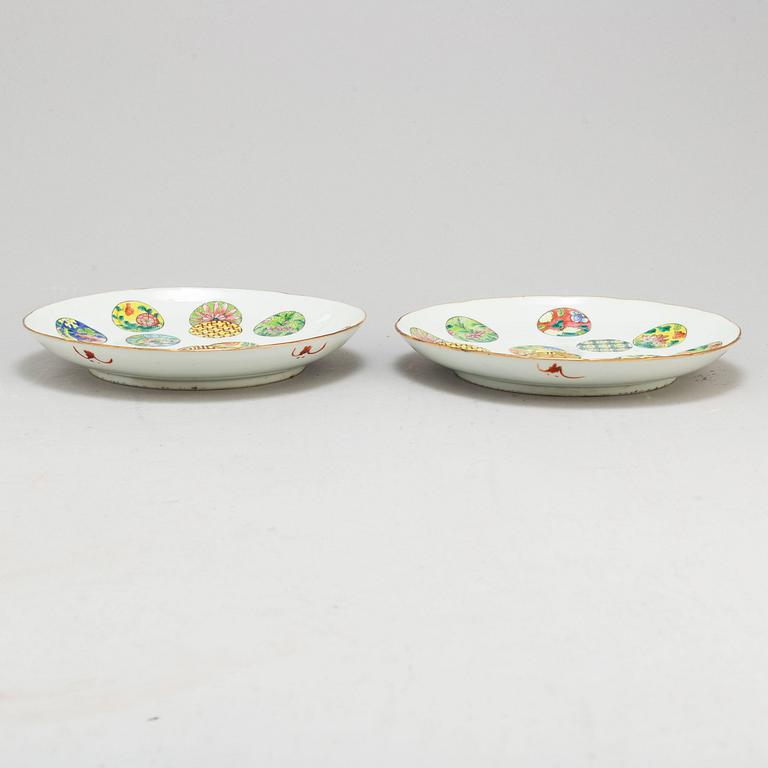 A pair of famille rose dishes, Qing dynasty, 19th century.