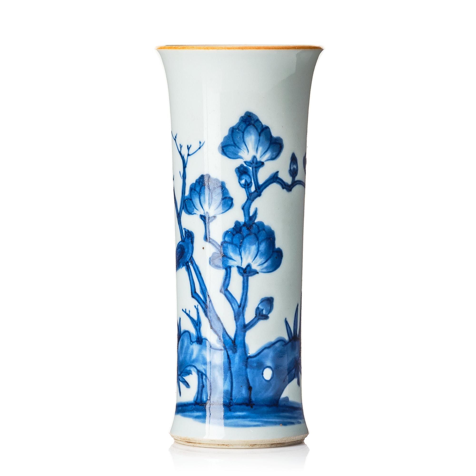 A blue and white Transitional vase, 17th Century.