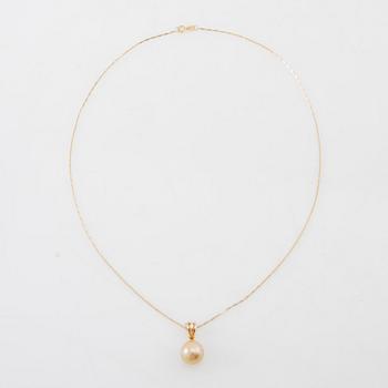 Necklace of 14K and 18K gold with a cultured pearl.