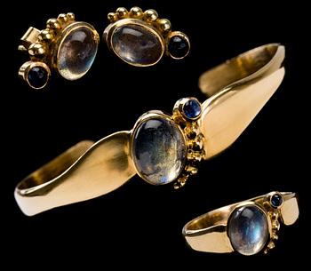 SMYCKESSET, 18 k guld med månstenar samt safirer. Vikt ca 25 g.