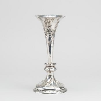 A SILVER VASE FROM SHEFFIELD, England, 19th century, weight ca 490g.