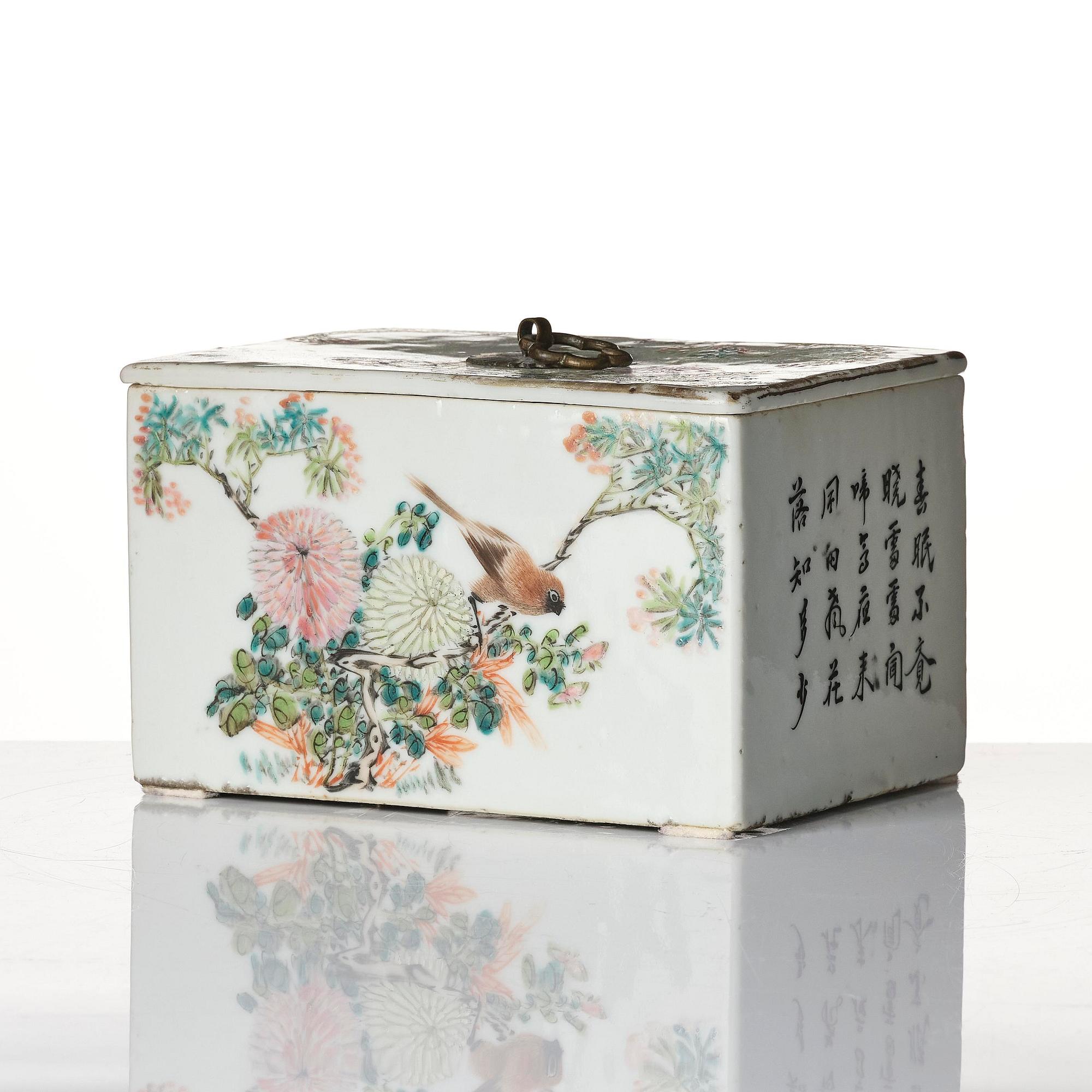 Ask med lock, porslin. Kina, 1900-tal.