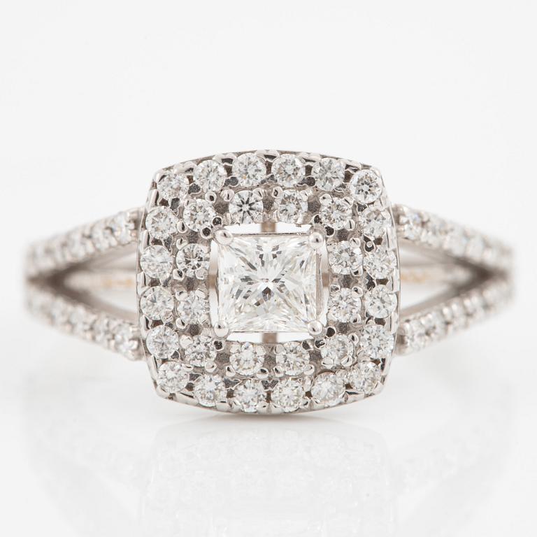 Ring, 18K white gold with a princess-cut diamond and brilliant-cut diamonds, accompanied by GIA dossier.