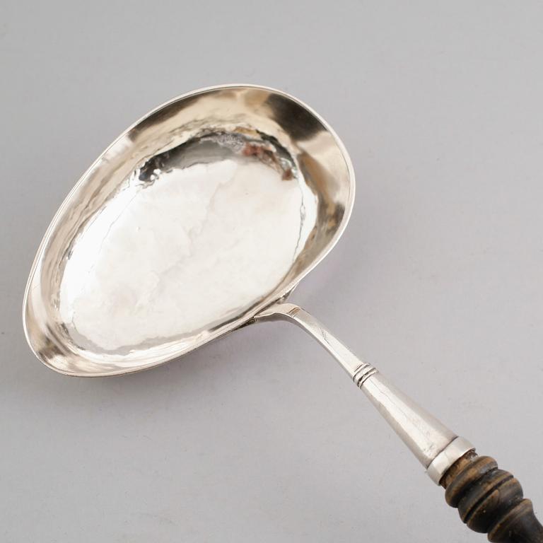 SOPPSLEV, silver, Theodor Jortz, Skänninge 1825. Slevens vikt utan skaft ca 73 gram.